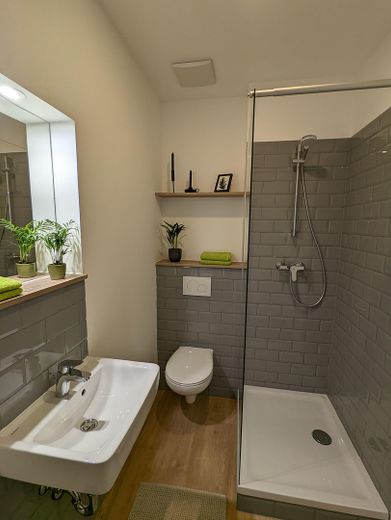 TOP möbliertes Apartment in Top-Citylage – ruhig & sofort verfügbar – Privates Badezimmer
