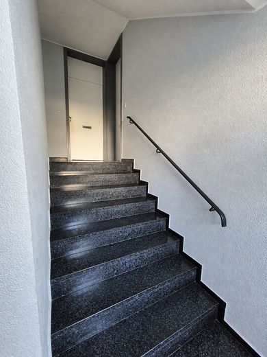 Sonnige 3-Zi.-Whg. mit großem Balkon in Trudering, sehr gepflegte grüne Anlage. Provisionsfrei – TREPPENHAUS