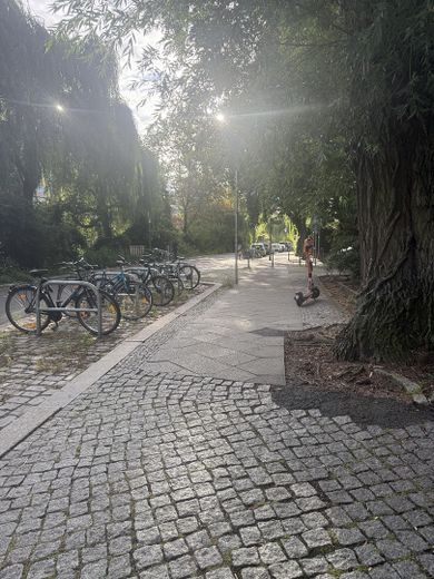 Bezugsfreie 1,5-Zimmer-Wohnung mit traumhaftem Spreeblick – ruhig, zentral und modernisiert – Sackgasse Holsteiner Ufer 