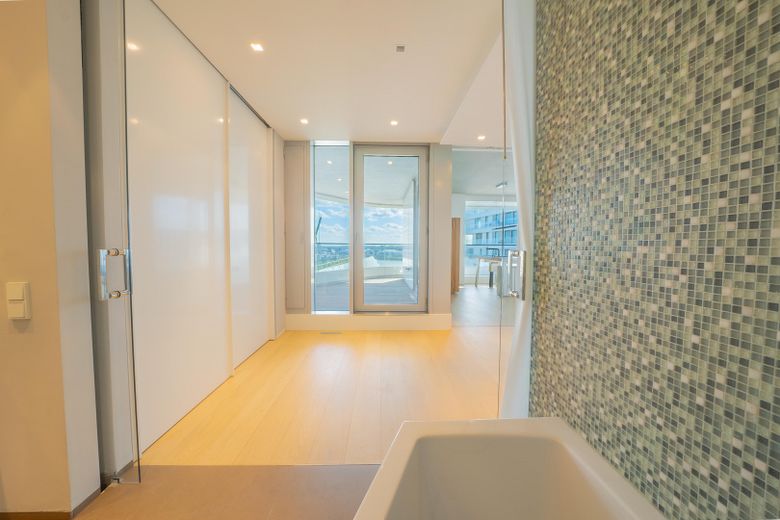 Designwohnung im Marco Polo Tower – mit Blick auf das Wendebecken des Hafens – Bad en Suite mit Badewanne