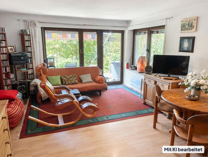 Geräumige 3 Zimmer Wohnung mit eigenem Garten und Garage – Wohnzimmer