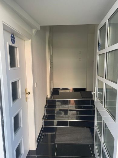 One max. two-person apartment, €980 cold rent, non-smokers, Böblingen centre – Hauseingang 1