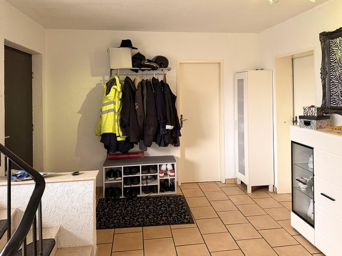 PRIVO DI PROVVIGIONE - casa unifamiliare indipendente in posizione migliore – abitare con giardino su attraente terreno d’angolo – Der Treppenaufgang i.d. Diele