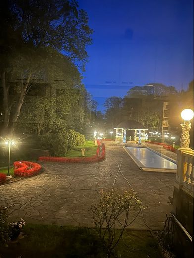 Exklusiv DG-Penthouse JAGDSCHLOSS 20km von L-Bhf 210m², 40m² Dachterrasse, Park, See, 2 Bäder – Pool & Pavillon bei Nacht