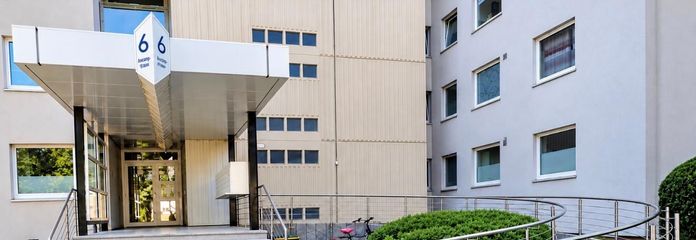 Hannover-Bemerode'un sakin ve seçkin konumunda cazip 3 odalı daire (72 m²) – Hauseingang