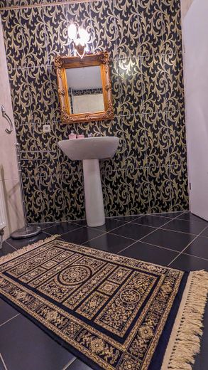 Modernes Kellerduschbad.