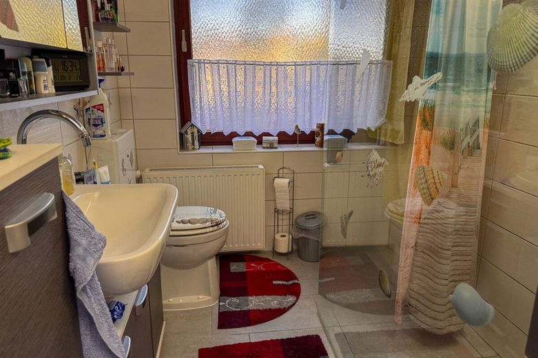 Wohnen auf einer Ebene - Bungalow mit 3 Zimmern, Carport sowie Garage und großen Garten in Garlstedt – Bad