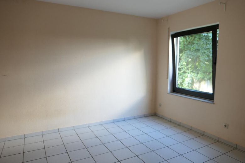 Gran casa adosada con 2 viviendas independientes: vivienda en propiedad de 4-5 habitaciones y vivienda en propiedad de 3 habitaciones, junto al campo – EG: Schlafzimmer 1