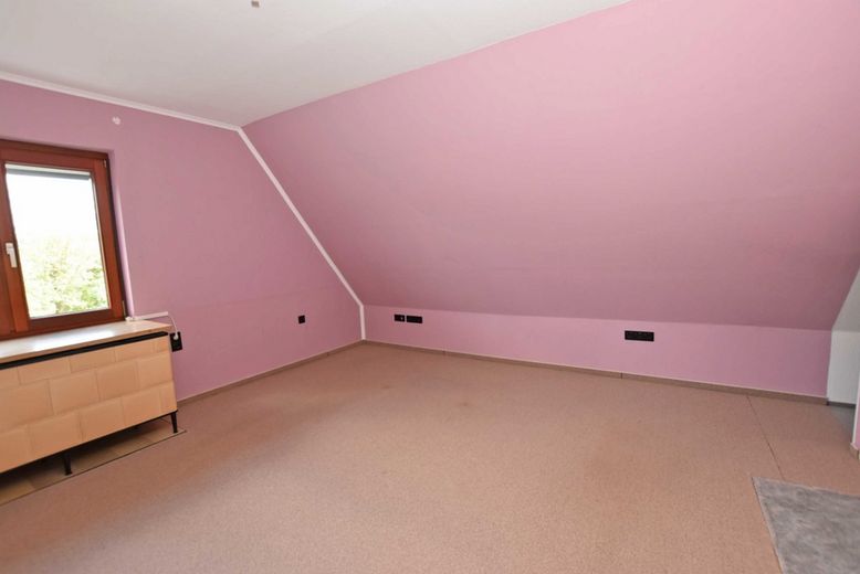 1.296 m² arsa – Tek ailelik ev veya 2 konut birimli ikiz ev mümkün – Schlafzimmer DG