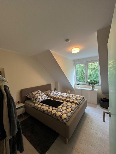 Piso accesible de 3 habitaciones en ubicación céntrica con balcón y vistas a zonas verdes – Schlafzimmer 1