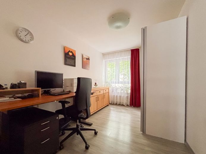 Modernes Wohnen nahe dem Rhein: Barrierefreie 3-Zimmer-Wohnung mit Balkon &amp; Tiefgaragenstellplatz – Büro