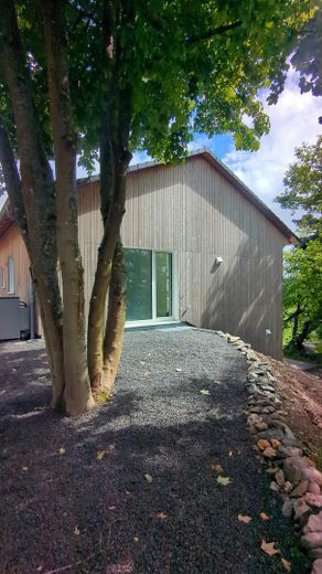 Energieeffizientes Einfamilienhaus (A) mit Panoramablick im Taunus – Holzverkleidetes Wohnhaus, Ans