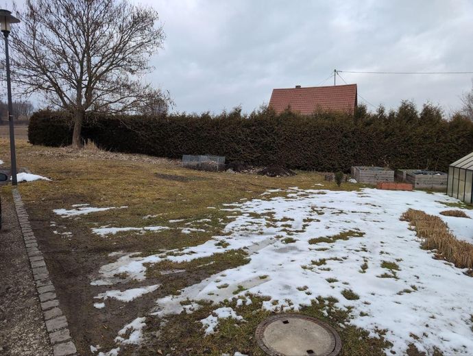 Erschlossenes Baugrundstück mit Einzelgarage in Ortsrandlage – Grundstück