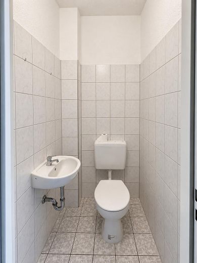 Luminoso appartamento d’epoca con 2 locali e ampio balcone esposto a sud in posizione centrale – Separates WC