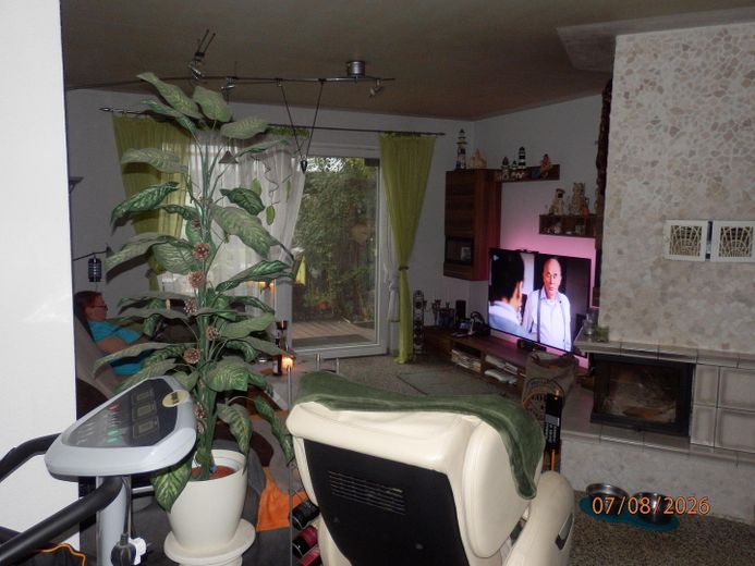 Einfamilienhaus mit Pool & Saunahaus und viel Privatsphäre – Wohnzimmer mit Kamin