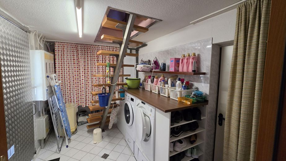 Provisionsfreies, schönes Haus mit Hauptwohnung + 2 Einliegerwohnungen. Mit schönem Garten – Hauswirtschaftsraum