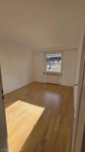 Appartamento ristrutturato di 3 locali con loggia in una tranquilla strada senza uscita di Amburgo-Schnelsen – Zimmer