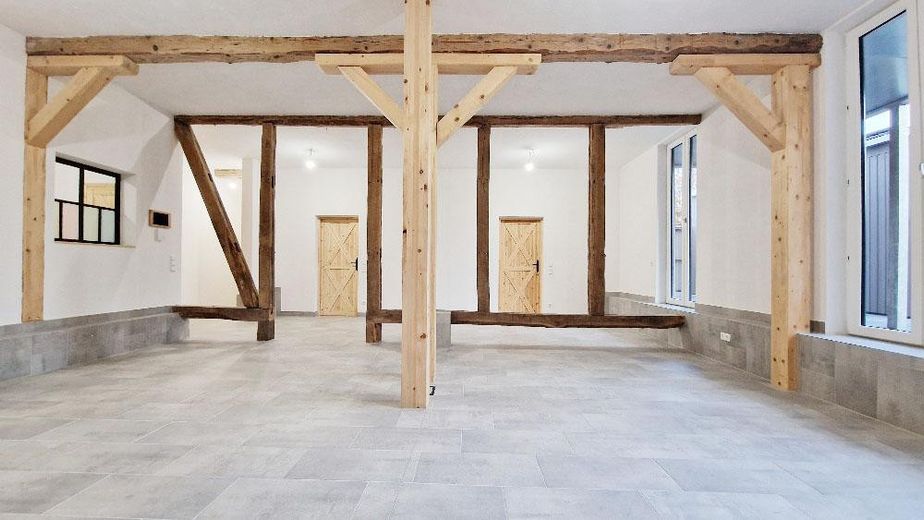 EG Wohnung mit Terrasse | NACHHALTISGTE Immobilie Wolfsburgs, Lehmbau, PV - Autarkie, Appsteuerung – Wohn - und Essbereich 