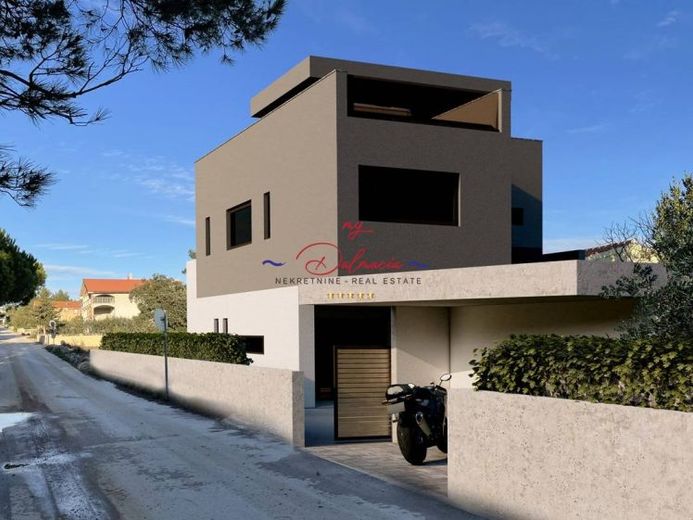 Villa mit Swimmingpool und Dach Terasse! – Foto 1