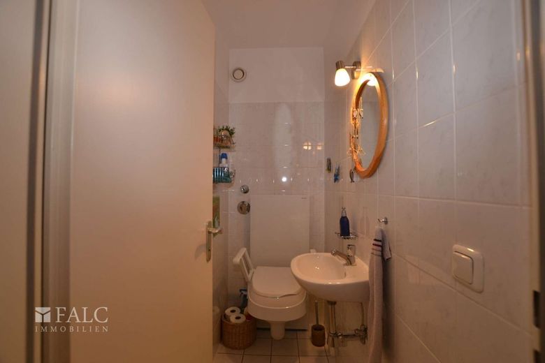 Langjährig vermietete 3-Zimmer-Wohnung mit Balkon und Stellplatz - Kapitalanlage mit Perspektive – Gäste Wc
