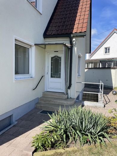 Freistehendes Einfamilienhaus mit großem Grundstück und viel Potenzial in Kühbach – Eingang