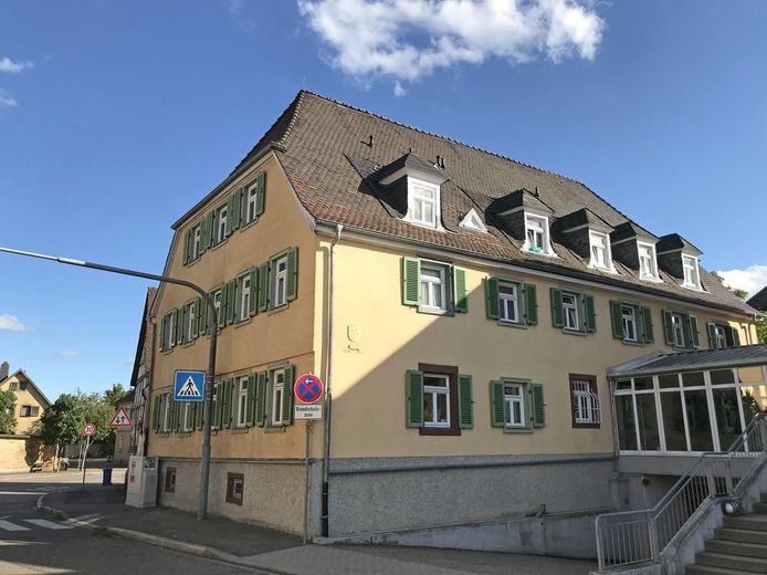 2-Zimmer-Wohnung mit neuwertiger EBK + saniertem Tageslichtbad zentral in Ubstadt – Straßenansicht 1