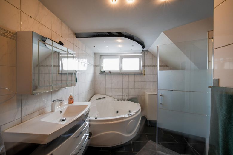 Außergewöhnliche 2-Zimmer-Dachgeschosswohnung mit Kamin, Vollbad, Balkon & ausgebautem Dachboden – Badezimmer_Bild1