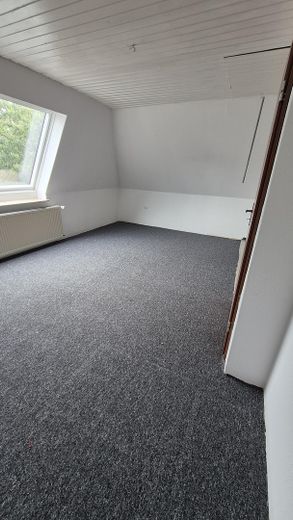 Casa a schiera di testa ben tenuta con giardino recintato e posto auto coperto – Dachboden
