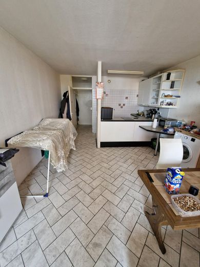 Mieszkanie inwestycyjne z szybkim połączeniem z dworcem głównym: bez prowizji i z potencjałem odpisów AfA – Wohn- und Schlafbereich