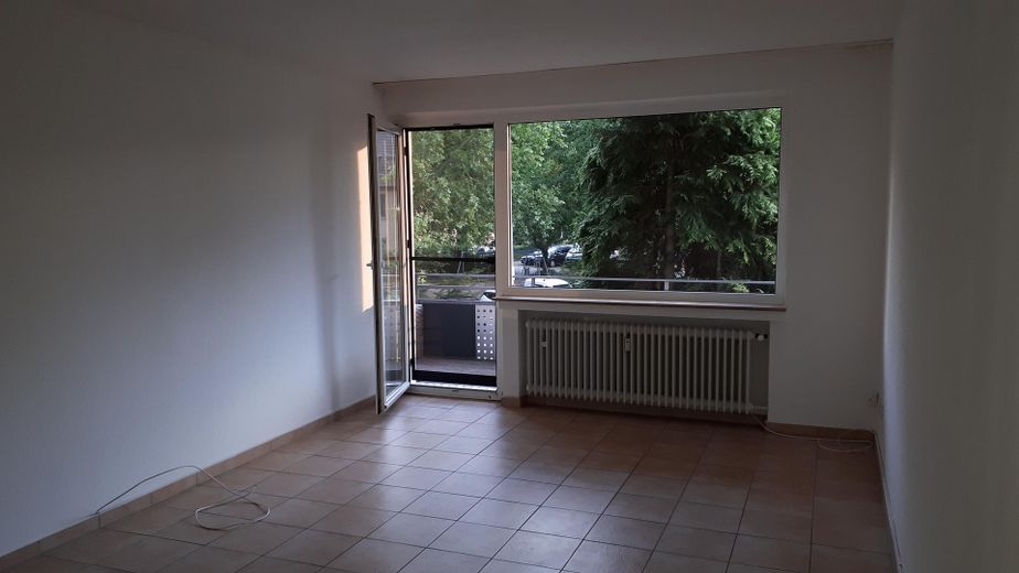 MFH Ratingen Mitte, 14 Wohnungen 790 qm Wfl., 6 Garagen, 3 Stellplätze – Whg re., Whz. mit Balkon