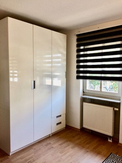 Arredato al top / Completamente arredato: ampio bilocale, luminoso e tranquillo, vicino alla stazione centrale, garage sotterraneo, WLAN – Großer Kleiderschrank