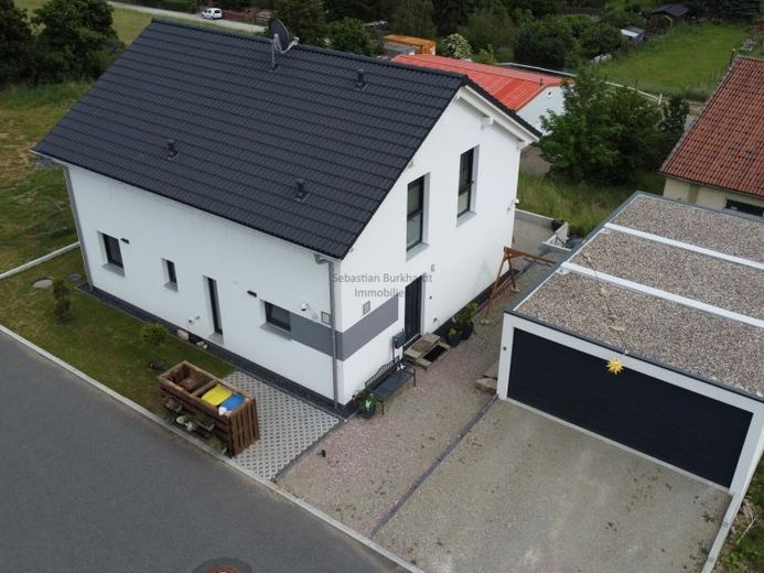 *** Ekskluzywny dom jednorodzinny KfW-40-Plus z instalacją fotowoltaiczną, pompą ciepła wykorzystującą energię geotermalną, garażem dwustanowiskowym – Zdjęcie 1