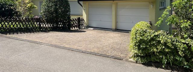 Doppelgarage + 2 Stellplätze