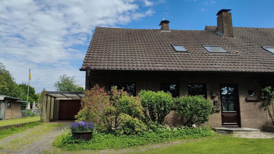 Doppelhaushälfte Einfamilienhaus, ländl. ruhige Lage doch zentral, gesamte Infrastruktur fußläufig – Garage mit Carport und Garage