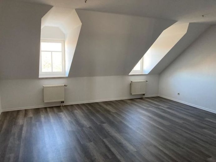 Am Park! Günstige DG 2-Zi. mit Aufzug, Laminat, Abstellraum und Dusche! EBK gegen Aufpreis mgl – Foto 1
