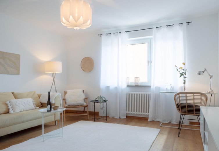 Sehr schöne helle Wohnung in Bestlage – Helles Wohnzimmer mit Dielen