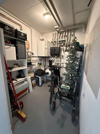 Ruim 3-kamerappartement, hoogwaardige afwerking en inbouwkeuken, stadscentrum, balkon op het zuiden – Keller (nur wenig Lagerraum)
