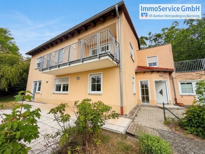 Casa unifamiliare su un pendio con panorama e terreni boschivi confinanti. – Foto 1