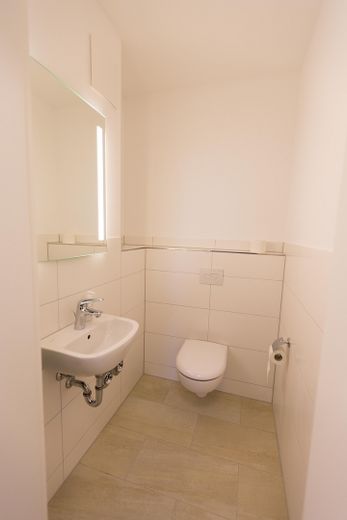 Exklusive 3-Zimmer-Wohnung in Bad Vilbel (2016), 105 m², Balkon, 2 TG-Plätze mit Wallbox – Gäste-WC mit Spiegel