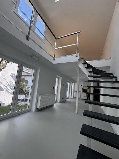 Exklusives Hinterhof-Loft mit Garten, Terrasse & Galerie | Erstbezug | Flingern – Offener Wohn-/Essbereich 