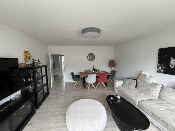 Helle 3-Zimmer-Erdgeschosswohnung mit Balkon und Garage in ruhiger Lage von Horn-Bad Meinberg – Wohnzimmer - Richtung Flur