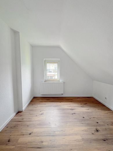 استثمار في عقار قديم مجدد بالكامل | عائد نحو 5,3 % وبدون عمولة – Schlafzimmer