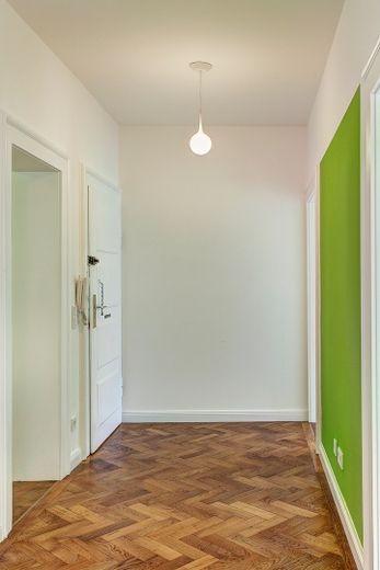 Wunderschöner 4-Zi-Altbau beim Gasteig, Lift, Balkon, TG mietbar, bezugsfrei – Diele