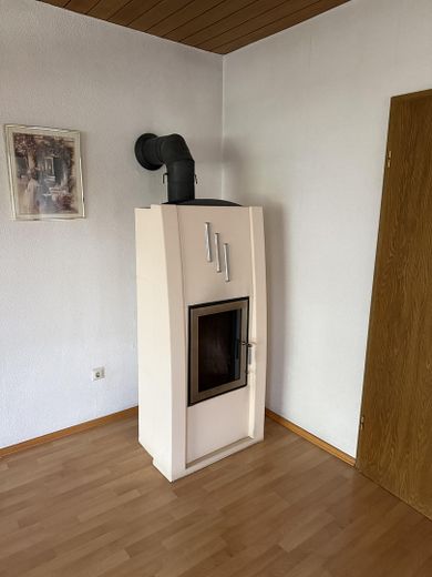 Großzügiges Einfamilienhaus in bevorzugter Wohnlage  von Bretten-Wanne – EG Wohnzimmer Holzofen