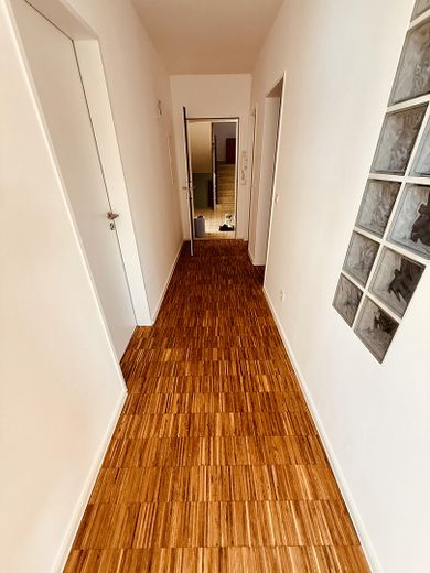 Maisonette-Traum in Alt-Weiden: Galerie, großzügige Dachterrasse und moderne Wärmepumpe – Flur Richtung Eingang