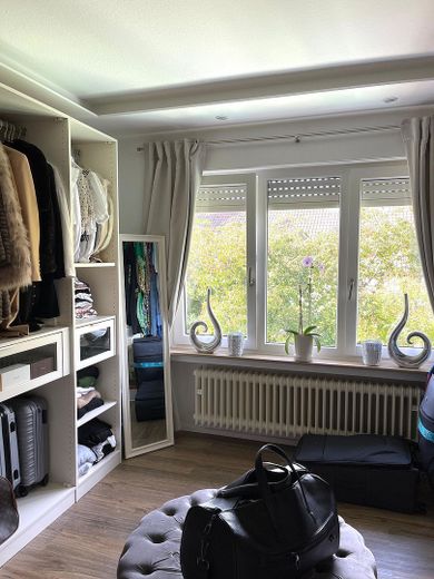 Hochwertig sanierte Doppelhaushälfte mit Hydropool & Wintergarten – ruhige, grüne Lage am Hochfeld – Umkleidezimmer