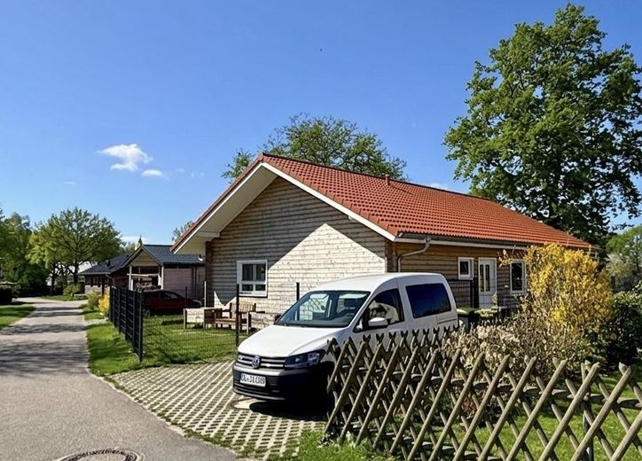 Eider yakınında yeni gibi A+ ahşap bungalov – bahçe, tarla manzarası, komisyonsuz – Lage in kleiner Seitenstraße