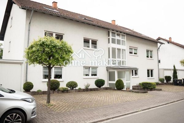Frisch renovierte 3-Zimmer Wohnung mit Loggia ins Grüne, Einbauküche und Garage