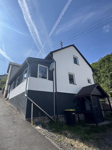 Modernisiertes Einfamilienhaus mit 1.025 m² Grundstück, Wintergarten & großem Garten – Frontansicht