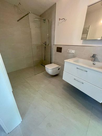 Stilvolles Haus zum Wohnen und Arbeiten mit moderner Ausstattung in Dreieich-Buchschlag – Badezimmer 2